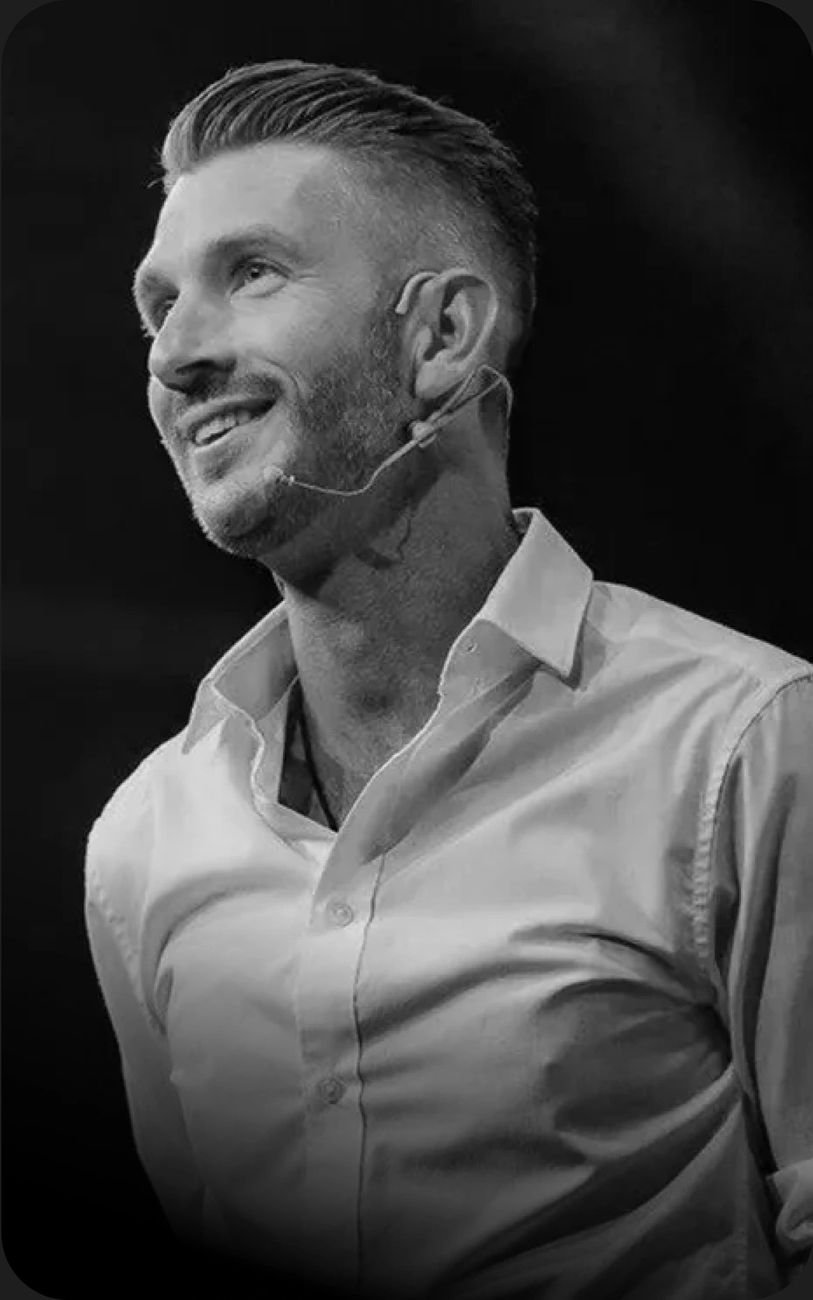 Tim, ein bekannter europäischer Biohacker, mit dem Hume Band 2.0